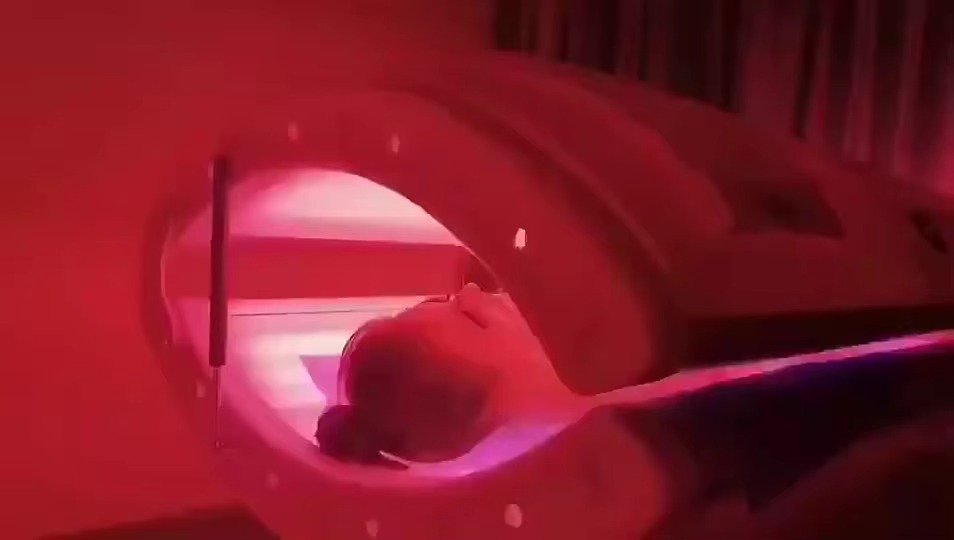 Premium Red Light Therapy Lamps for Tanning Beds: The Complete MAIKONG Guide 6 Red light therapy lamp emitting therapeutic red wavelengths in a tanning bed setup